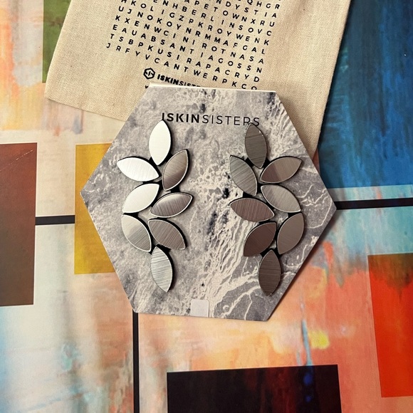 ISKIN SISTERS- KATE LARGE SILVER LEAVES EARRINGS - Picture 7 of 7